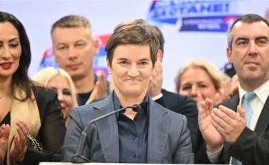STALA RAME UZ RAME SA PREMIJERKOM Svi se pitaju ko je crnka sa zlatnim šalom o kojoj internet bruji od sinoć