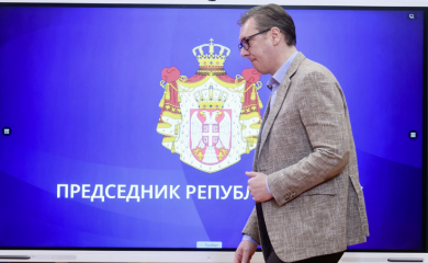 Mediji tvrde da Vučić podnosi ostavku, on se oglasio iz aviona