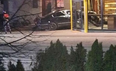 Pijan automobilom zakucao u pekaru, povrijeđen radnik (FOTO)