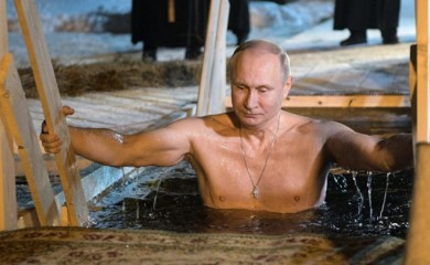 Pogledajte kako se Putin okupao na Bogojavljenje (VIDEO)