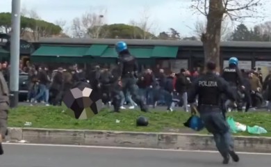 Navijaču spale gaće, policija ga umlatila po glavi - VIDEO
