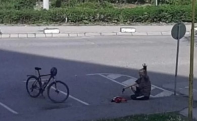 Prizor koji je mnoge dirnuo: Otac dežura ispred bolničke sobe u kojoj leži njegov sin