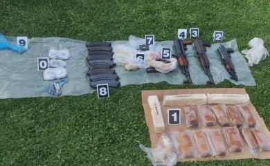 Oduzet arsenal oružja, detonatori i droga, muškarac završio iza rešetaka
