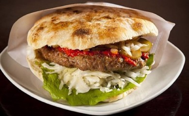 Ne odustaju od vruće pljeskavice za doručak ni na 32 stepena