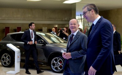 Vučić Šolca dočekao špalirom „mercedesa“, policija ne pušta nikog blizu Palate