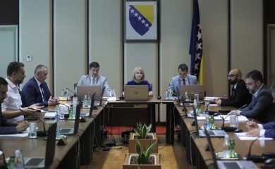 Politika tone iz krize u krizu, ključne teme gurnute u stranu