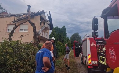 Stravičan udar groma u Čelincu: Izgorjelo potkrovlje kuće