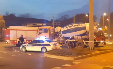 Pijan naletio na policijski auto dok je trajao uviđaj