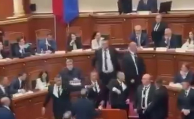 Haos u albanskom parlamentu zbog AI ministarke (VIDEO)