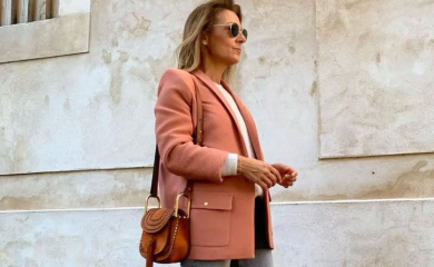 Sako boje lososa jedan od top elemenata poslovne garderobe