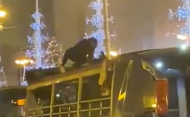 Plesao na autobusu pa se “razbio” VIDEO