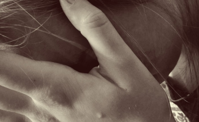 Muškarac pokušao da zadavi suprugu, mučio djecu i sjedio na njima