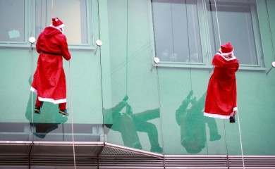 Djeda Mrazovi se spustili niz pedijatrijsku kliniku i darovali djecu