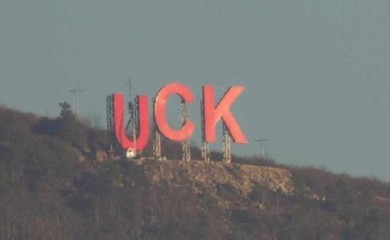 Nove provokacije: Iznad Kosovske Mitrovice osvanuo znak “UČK”