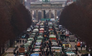 Ljuti njemački poljoprivrednici traktorima stigli u centar Berlina, negoduju zbog novih izmjena zakona