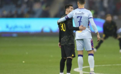 Srdačan zagrljaj Ronalda i Mesija u njihovom oproštajnom duelu