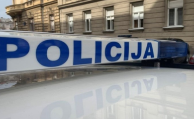 Porodili ženu u stanu, policajac bebi odmotao pupčanu vrpcu