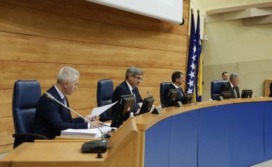 Burno u Parlamentu BiH: "Ako još jednom zaprijetite tim prstom, po njemu ćete i dobiti"