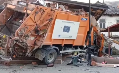 DRAMATIČNE SCENE Kamion za odvoz smeća završio u cvjećari, 4 osobe povrijeđene (VIDEO)