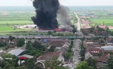 Borba sa vatrom: Gori fabrika lakova, odjekuju eksplozije VIDEO