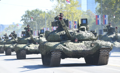 Vojnici tokom parade pozdravili studente kojima je policija zabranila ulazak VIDEO