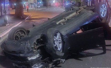 Teška saobraćajna nesreća: Vozač izgubio kontrolu nad automobilom, pa udario u stablo i završio na krovu