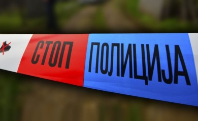 Uznemirujuća slika iz centra grada: Ranjeni muškarci leže na asfaltu ispred škole, dok djeca stoje pored njih (VIDEO)