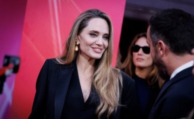 Anđelina Džoli prošetala sa novim dečkom na crvenom tepihu FOTO