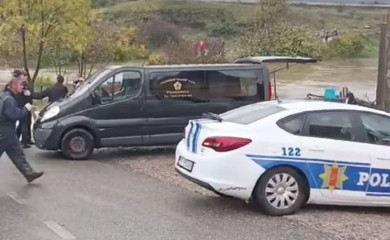 Detalji stravične nesreće: Vodena bujica prevrnula vozilo, traga se za dvojicom muškaraca