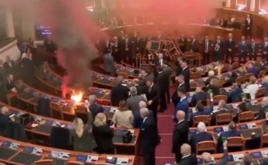 Haos u Skupštini Albanije: Aktivirane dimne bombe (VIDEO)