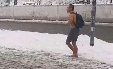 Muškarac potpuno bos, u šorcu i bez majice hoda Sarajevom (VIDEO)