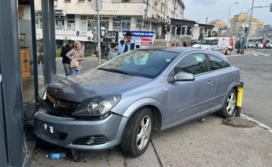 Izletio sa kolovoza i pokosio nekoliko pješaka, pa se zabio u pekaru FOTO