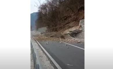Otežan saobraćaj kod Prijepolja: Veliki odron odnio potporni zid (VIDEO)
