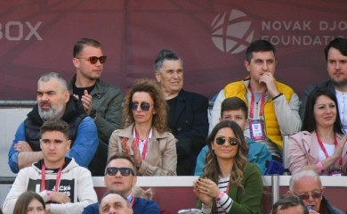 Stanivuković sa bakom Gospom prati meč Đoković-Lajović