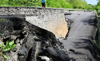 Ogromno klizište kod Nove Gradiške, put se prepolovio