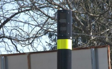 Nesreća u Čelincu: Autom izvalio stacionarni radar, pa se prevrnuo na krov