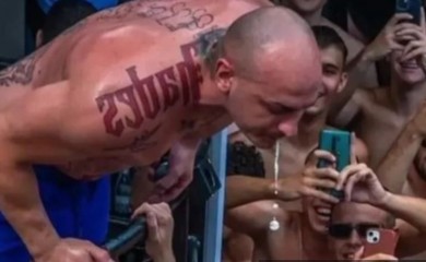 Javnost zgrožena: Desingerica pljuje djevojci u usta, reagovala i Seka Aleksić