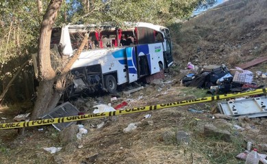 Stravična autobuska nesreća: Vozač izgubio kontrolu, poginulo najmanje 12 osoba