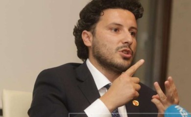 Abazović optužio Ðukanovića da štiti kriminalne mreže unutar zemlje