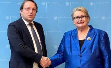 Turkovićeva u razgovoru sa Varheljijem o preporuci Evropske komisije za kandidatski status BiH