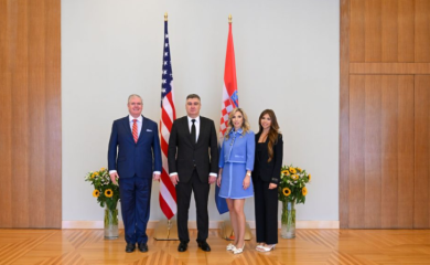 Da li je novoj ambasadorki SAD u Hrvatskoj suknja malo prekratka?