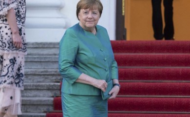 Merkel u memoarima opisala savjet pape Franje o saradnji sa Trampom