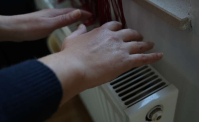 "Ovo ima samo u Banjaluci" Temperature se PRIBLIŽILE MINUSU, građani CVOKOĆU UZ HLADNE RADIJATORE