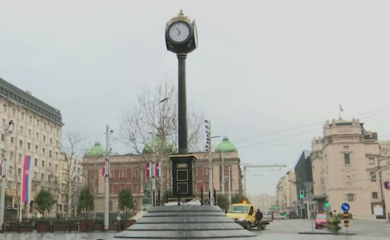 Postavljen sat na kružnom toku na Trgu Republike: Visok je devet metara i težak oko sedam i po tona