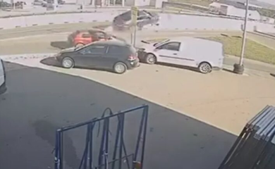 Objavljen snimak nezgode u Trnu: Za volanom bio pijan i drogiran (VIDEO)