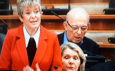 ŠIROM OTVORENIH USTA: Poslanik zaspao u Skupštini Srbije (VIDEO)