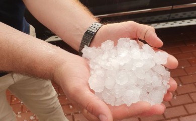 Jako nevrijeme u Banjaluci, led zabijelio dijelove grada (FOTO)