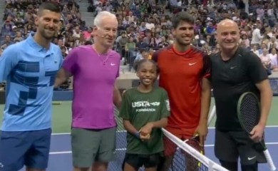 Sastali se bivši i sadašnji igrači: Agasi “pecnuo” Novaka na egzibicionom meču (VIDEO)