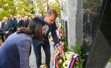 STARČEVICA: Stanivuković prisustvovao polaganju vijenaca u čast poginulim borcima