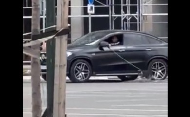 Snimak šokirao Beograđane: Čovjek kroz prozor auta "vodi" psa na povocu, mreže bjesne (VIDEO)